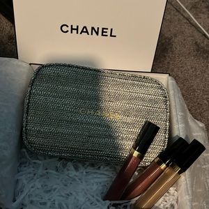 Brand-new Chanel cosmetic bag you get three lip gloss never use